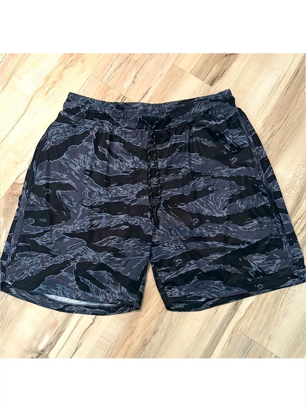 Men's Black & Gray Tiger-Stripe Athletic Shorts